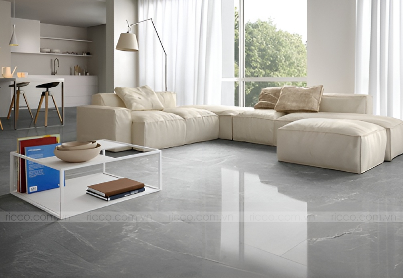 gạch vân đá màu xám phối với nội thất màu kem và trắng