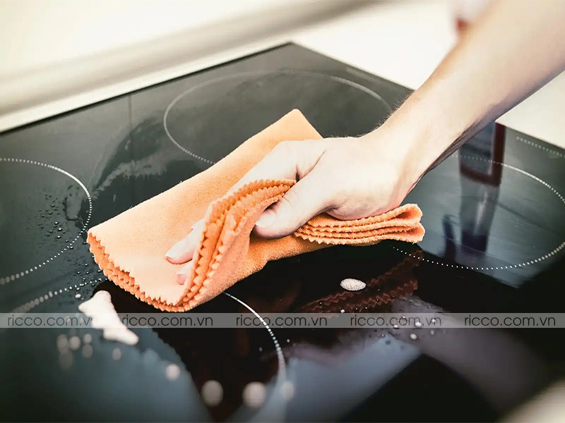 dùng khăn mềm để vệ sinh bếp từ